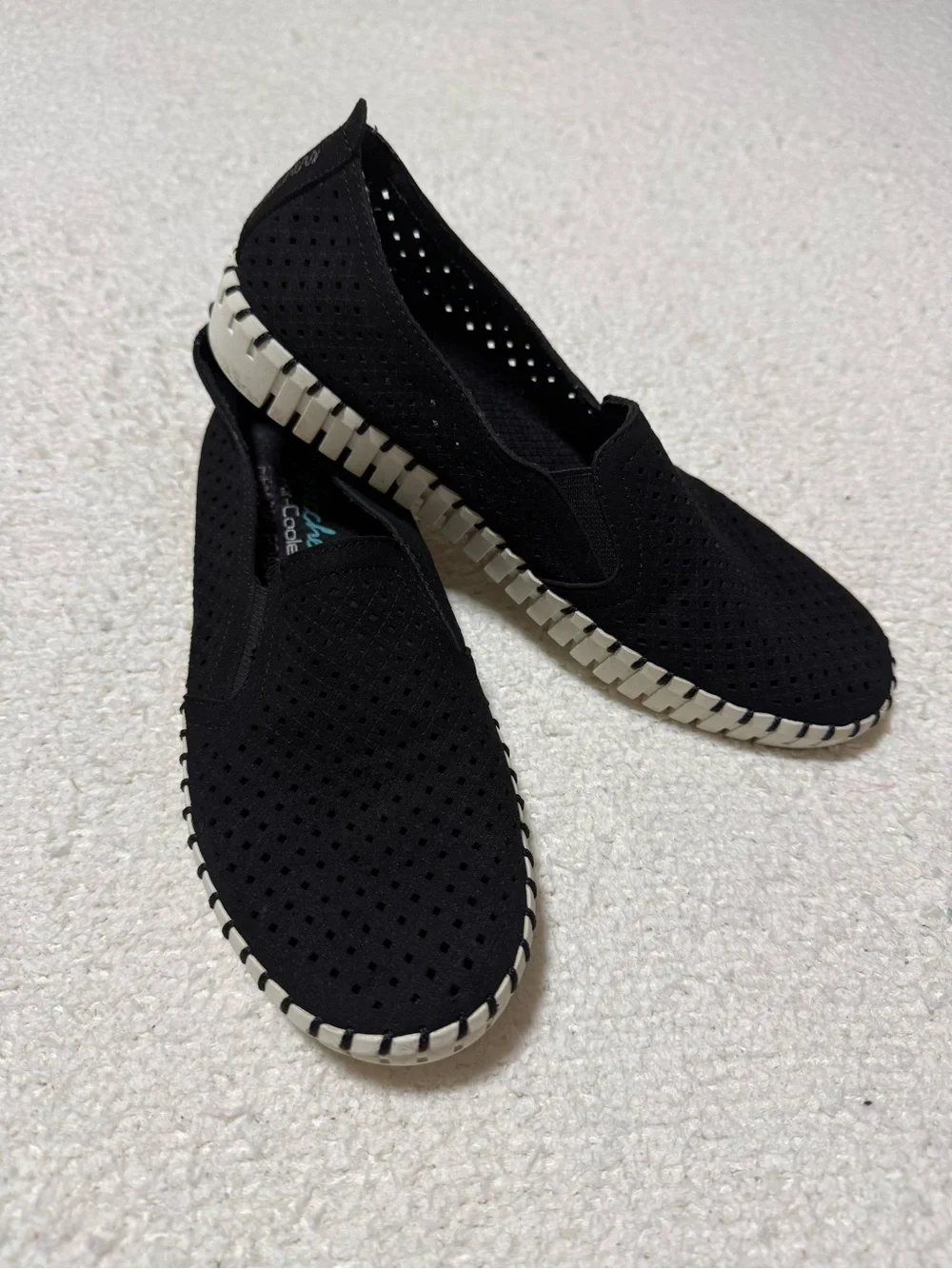 Skechers Women’s Black Perforated Slip-On Casual Loafers size 8